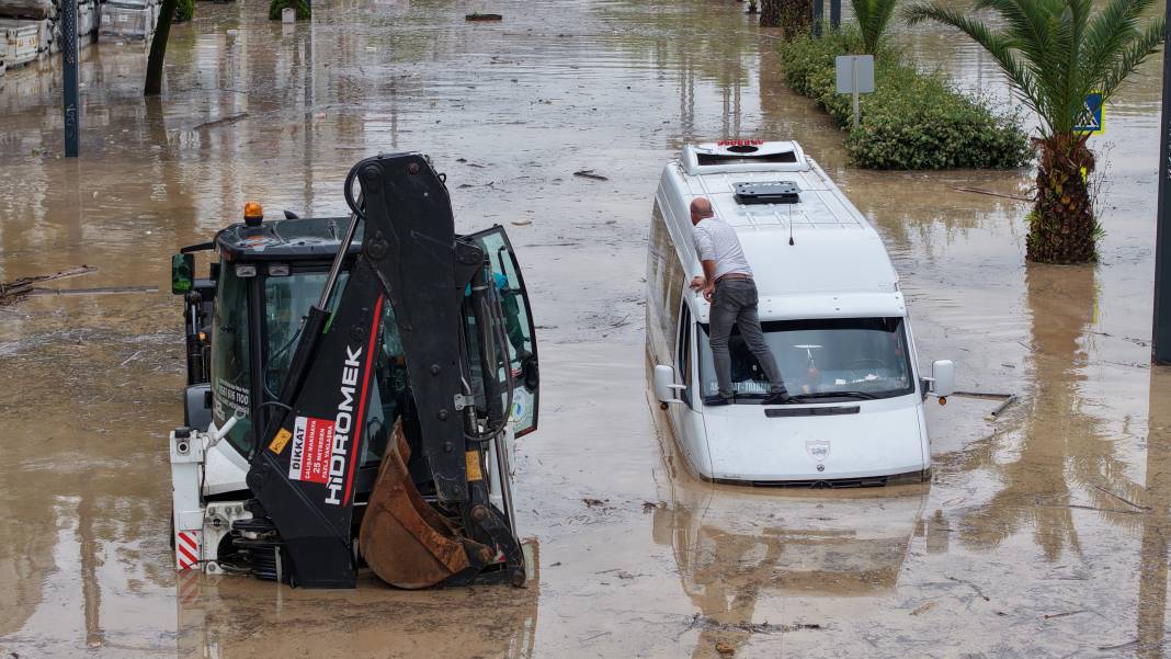 Sel suları Trabzon’u vurdu! Toklu deresi taştı, eski devlet sahil yolu Venedik’e döndü 7